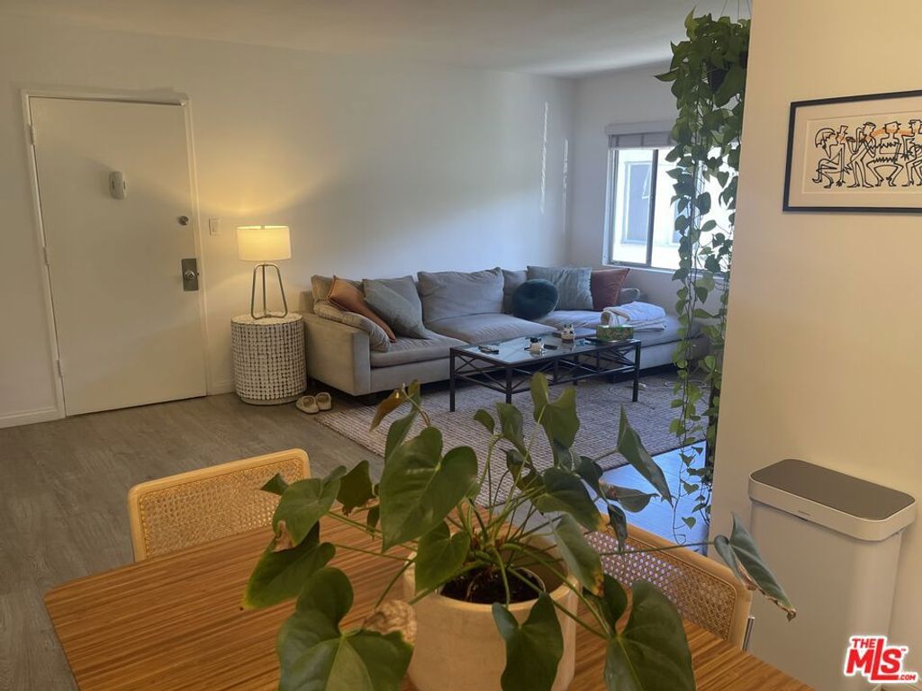 Image 3 of property listing at 304 S Doheny Drive, Beverly Hills, CA 90211