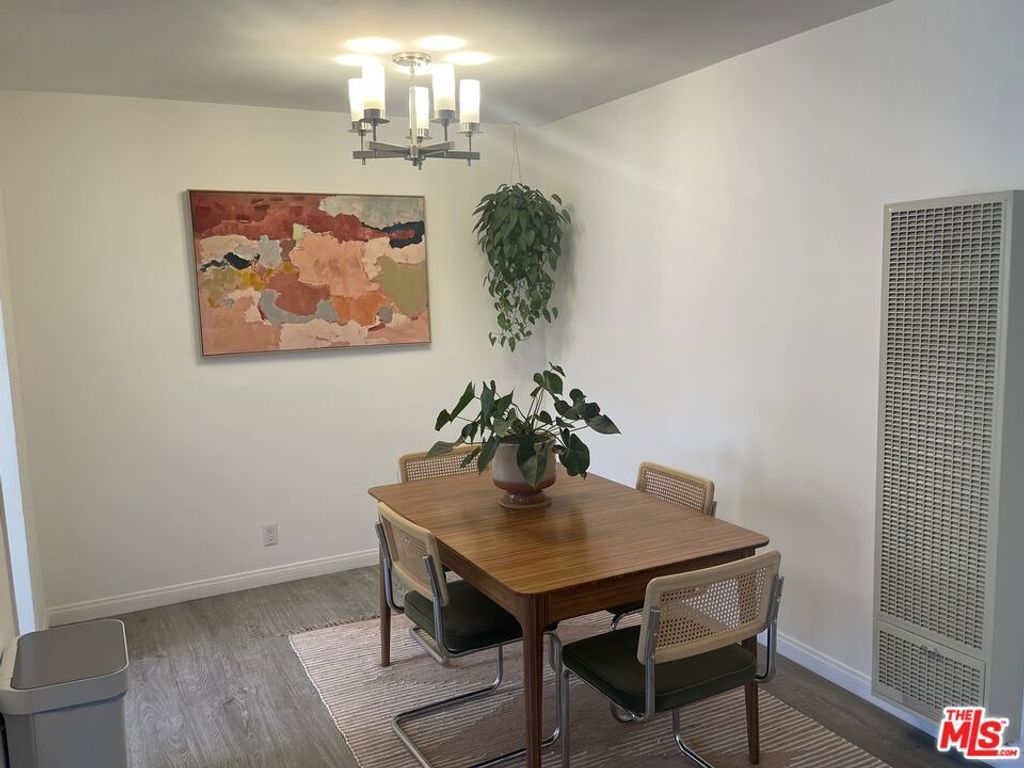 Image 4 of property listing at 304 S Doheny Drive, Beverly Hills, CA 90211