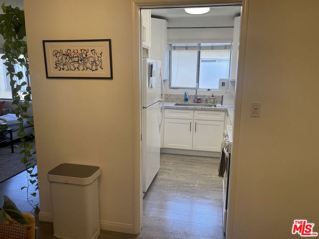 Image 5 of property listing at 304 S Doheny Drive, Beverly Hills, CA 90211
