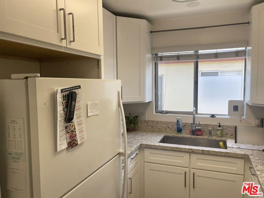 Image 6 of property listing at 304 S Doheny Drive, Beverly Hills, CA 90211