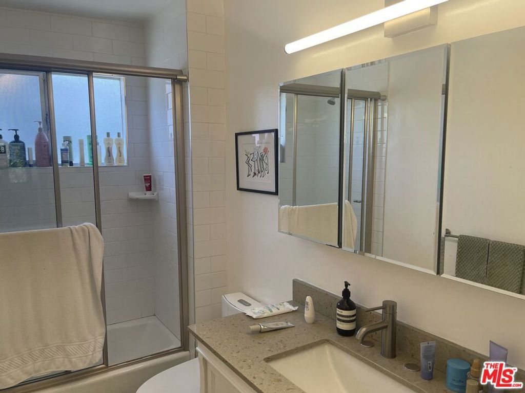Image 8 of property listing at 304 S Doheny Drive, Beverly Hills, CA 90211