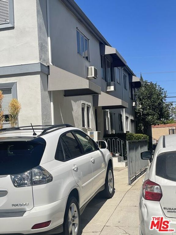 Image 9 of property listing at 304 S Doheny Drive, Beverly Hills, CA 90211