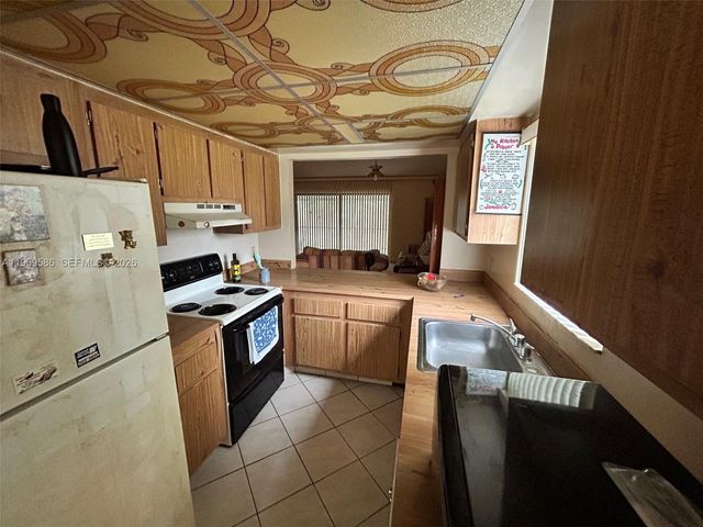 1540 NW 98th Ter, Pembroke Pines, FL 33024