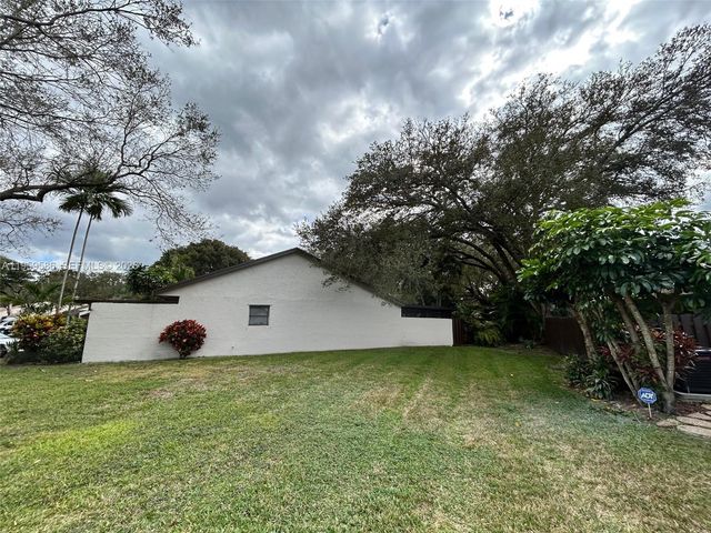 1540 NW 98th Ter, Pembroke Pines, FL 33024