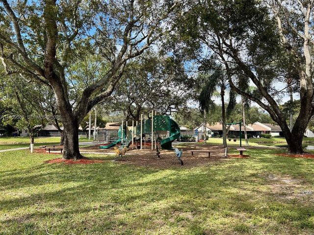 1540 NW 98th Ter, Pembroke Pines, FL 33024