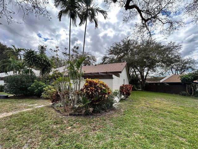 1540 NW 98th Ter, Pembroke Pines, FL 33024
