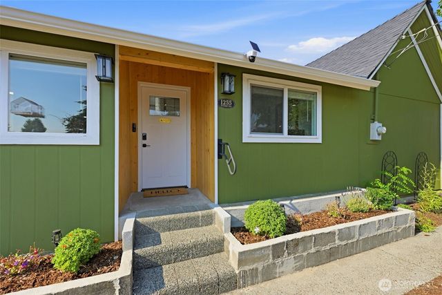 1255 S Grant Avenue, Tacoma, WA 98405