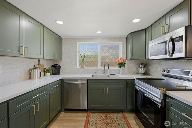 1255 S Grant Avenue, Tacoma, WA 98405