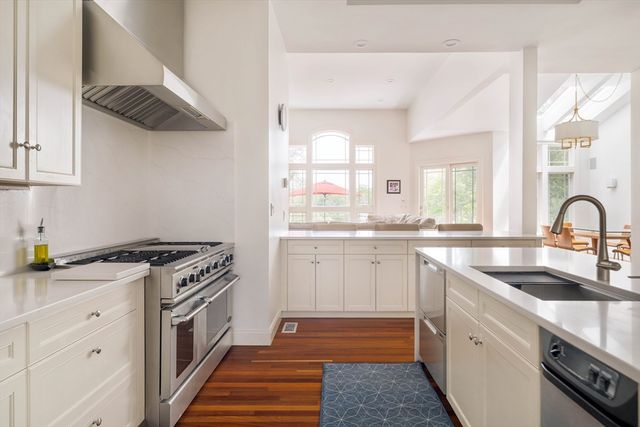 100 Westcliff Rd, Weston, MA 02493