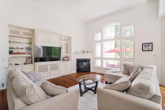 100 Westcliff Rd, Weston, MA 02493