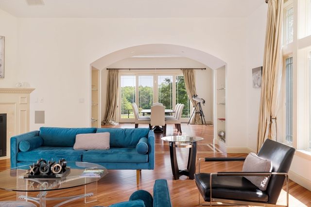 100 Westcliff Rd, Weston, MA 02493