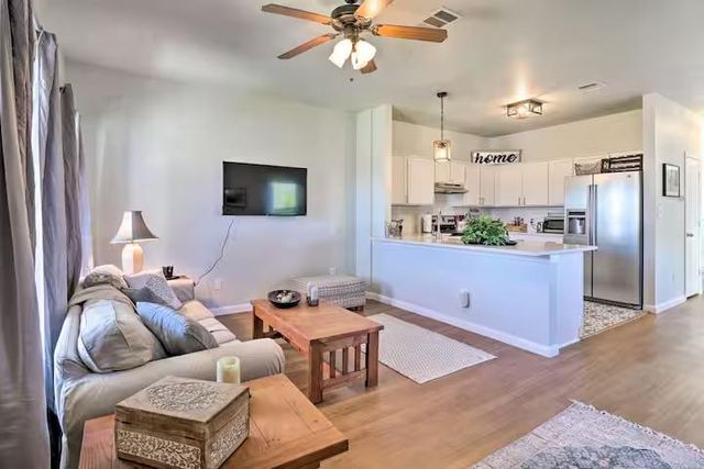 1404 E 3rd ST, Georgetown, TX 78626