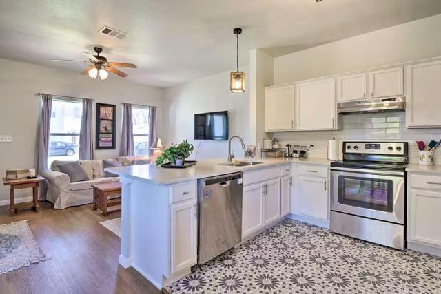 1404 E 3rd ST, Georgetown, TX 78626