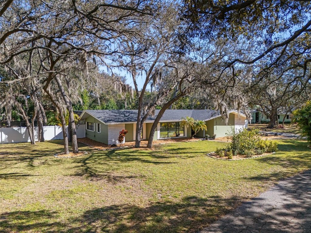 Image 2 of property listing at 2265 BELLEAIR ROAD, Clearwater, FL 33764