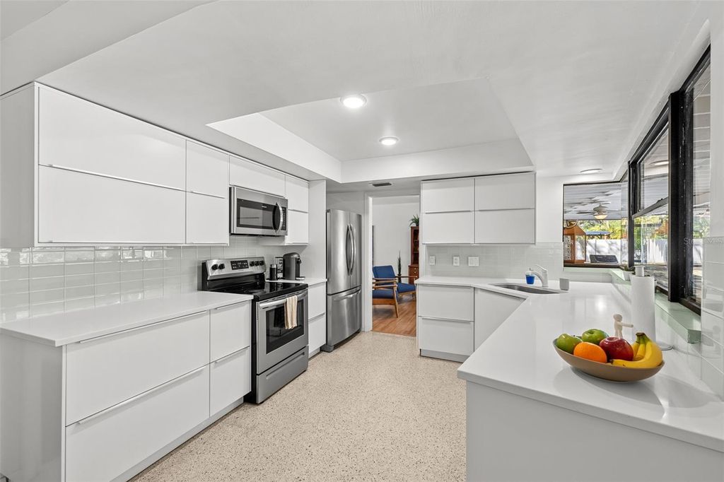 Image 11 of property listing at 2265 BELLEAIR ROAD, Clearwater, FL 33764