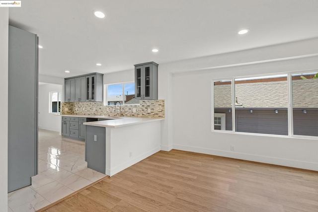 2906 Adeline St, Oakland, CA 94608