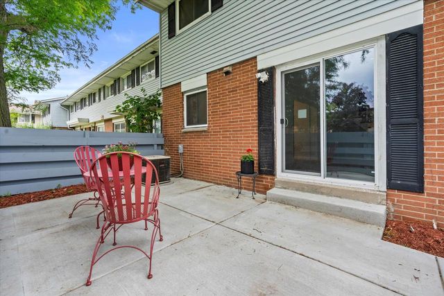 8572 W Villard AVENUE, Milwaukee, WI 53225