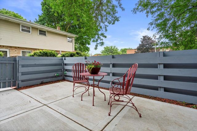 8572 W Villard AVENUE, Milwaukee, WI 53225