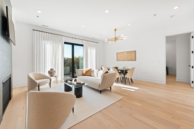 1767 W Rosehill Drive 304, Chicago, IL 60660