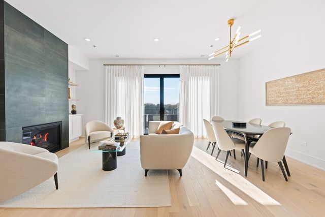 1767 W Rosehill Drive 304, Chicago, IL 60660