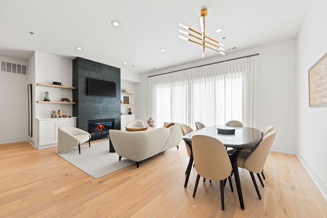 1767 W Rosehill Drive 304, Chicago, IL 60660