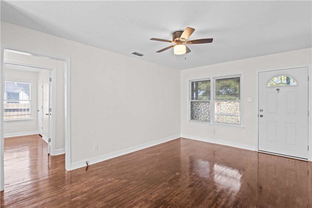 1538 Brentwood Dr, Corpus Christi, TX 78415 — photo 2