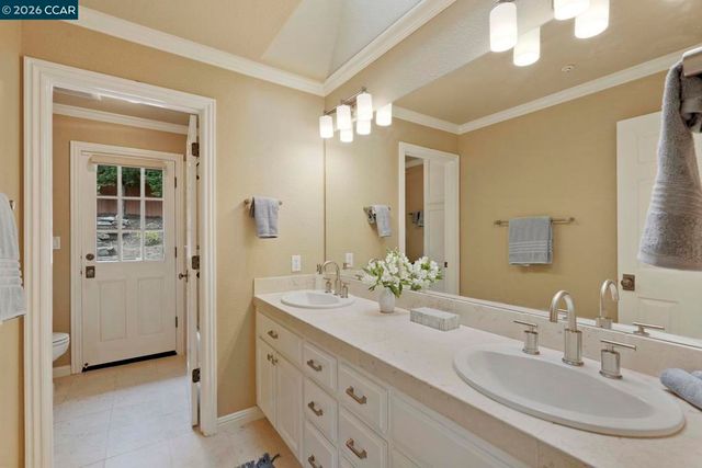 87 Claremont Ave, Orinda, CA 94563