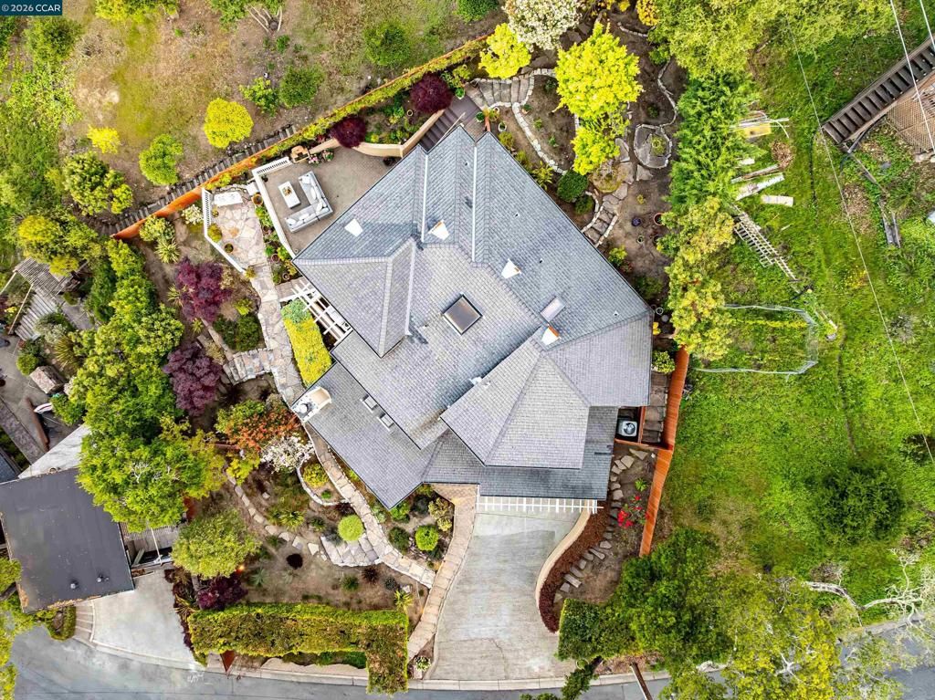 Image 2 of property listing at 87 Claremont Ave, Orinda, CA 94563