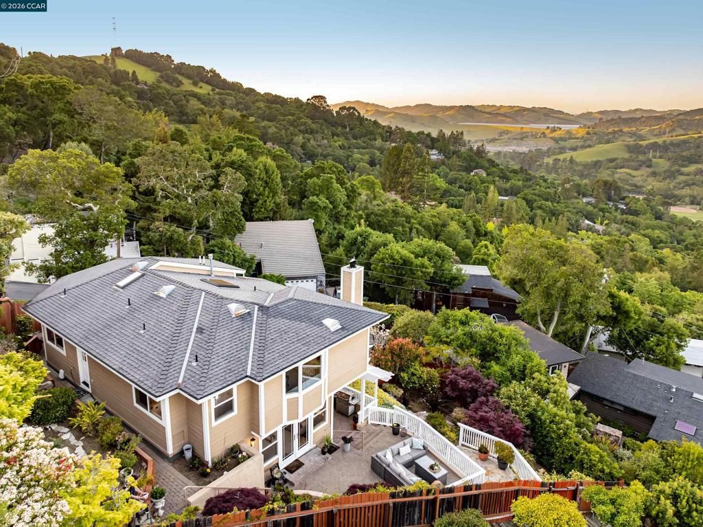 Image 5 of property listing at 87 Claremont Ave, Orinda, CA 94563