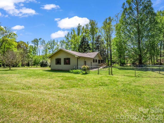 80 Fox Briar Drive, Columbus, NC 28722