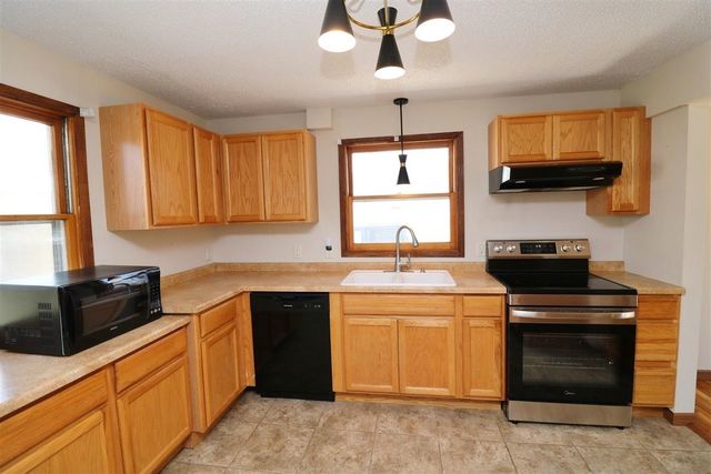 105 22nd St NW NW, Minot, ND 58703