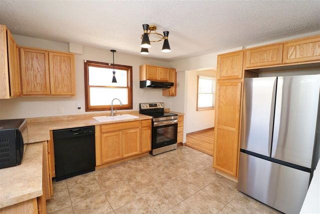 105 22nd St NW NW, Minot, ND 58703