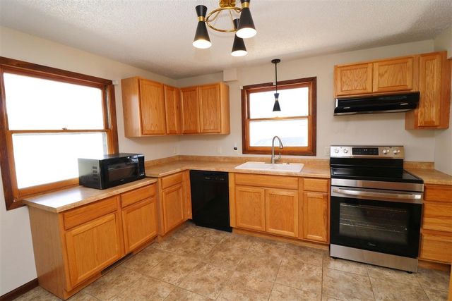105 22nd St NW NW, Minot, ND 58703
