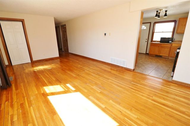 105 22nd St NW NW, Minot, ND 58703