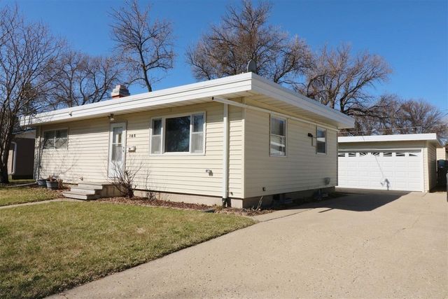 105 22nd St NW NW, Minot, ND 58703