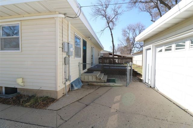 105 22nd St NW NW, Minot, ND 58703