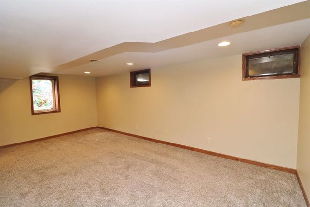 105 22nd St NW NW, Minot, ND 58703