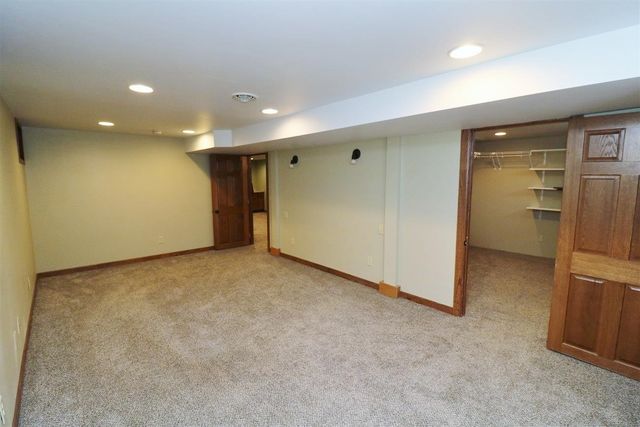 105 22nd St NW NW, Minot, ND 58703