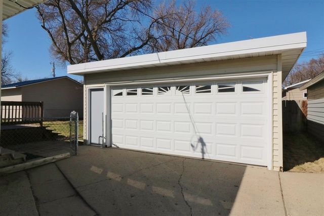 105 22nd St NW NW, Minot, ND 58703