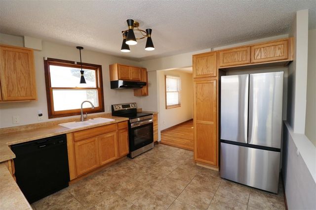 105 22nd St NW NW, Minot, ND 58703