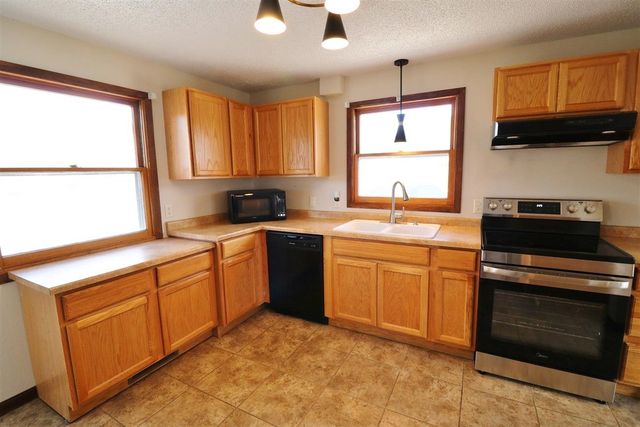 105 22nd St NW NW, Minot, ND 58703