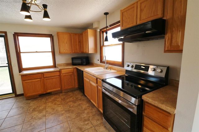 105 22nd St NW NW, Minot, ND 58703