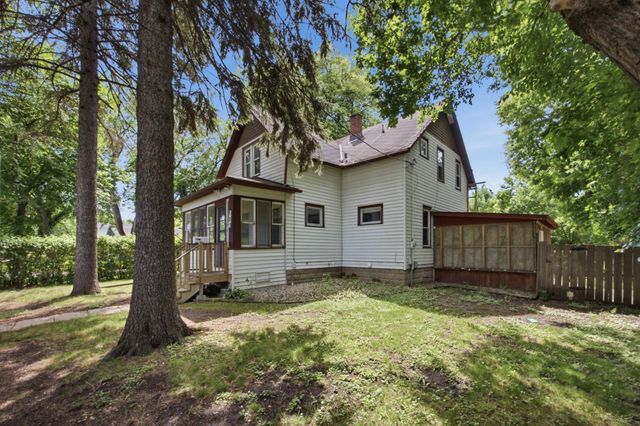 523 10th Street S, Moorhead, MN 56560