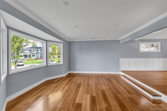 9 Tulip Lane, Port Washington, NY 11050