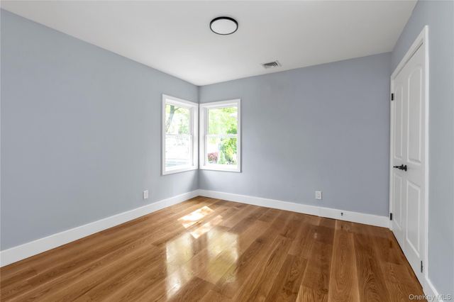 9 Tulip Lane, Port Washington, NY 11050