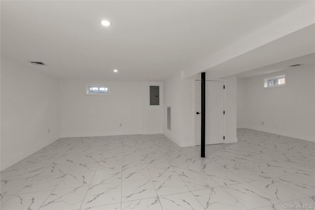 9 Tulip Lane, Port Washington, NY 11050