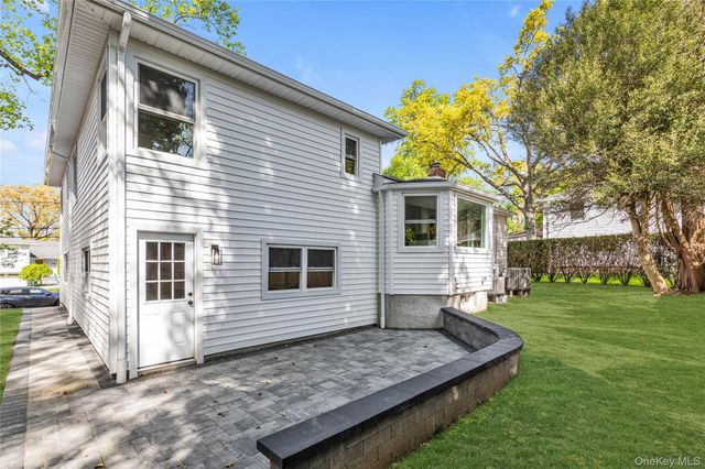 9 Tulip Lane, Port Washington, NY 11050