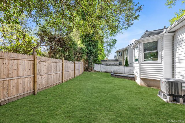 9 Tulip Lane, Port Washington, NY 11050