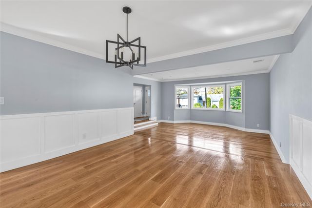 9 Tulip Lane, Port Washington, NY 11050