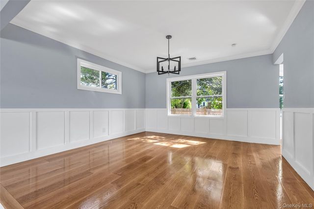 9 Tulip Lane, Port Washington, NY 11050